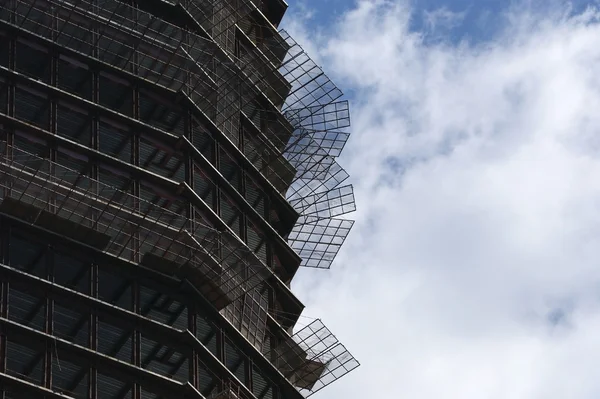 Edificio de hormigón Construcción contra el cielo azul sin nubes — Foto de Stock