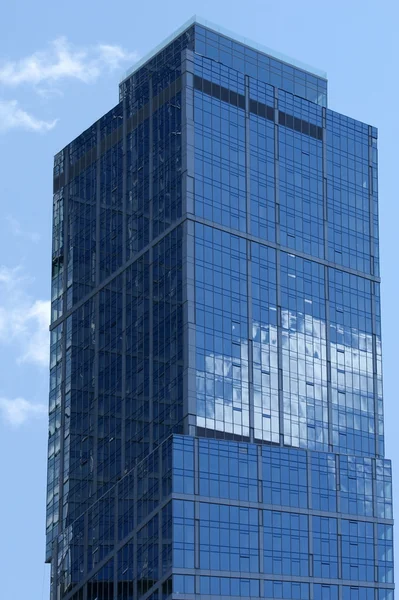 Elmélkedés a felhős ég, üvegfal, irodaépület — Stock Fotó