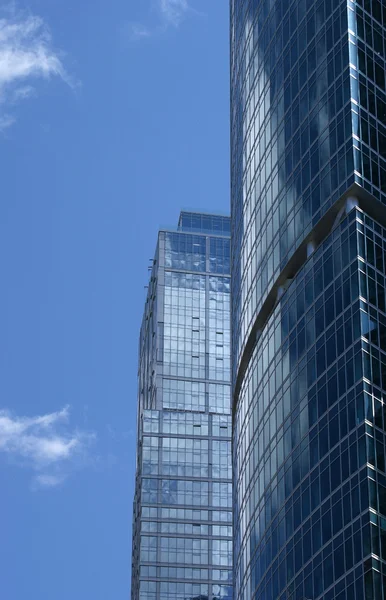 Відбиття хмарного неба в скляній стіні офісної будівлі — стокове фото