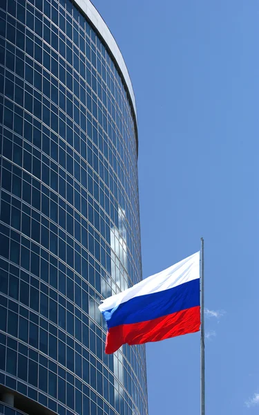 Ruské vlajky na pozadí windows kancelářská budova — Stock fotografie