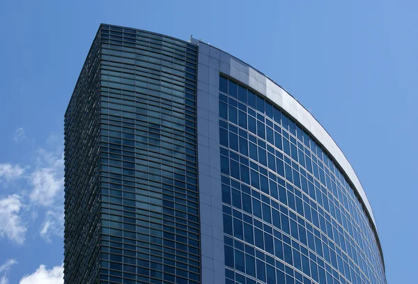 Reflektion Molnig Himmel Glasväggen Kontorsbyggnad — Stockfoto