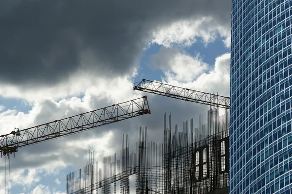 Konstruktion kranar på byggandet av kontorsbyggnad — Stockfoto