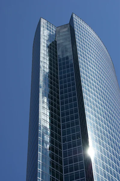 Reflexão de um céu nublado na parede de vidro de um edifício de escritório — Fotografia de Stock
