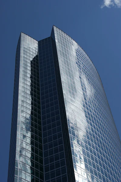 事務所建物のガラス外壁の曇り空の反射 — ストック写真