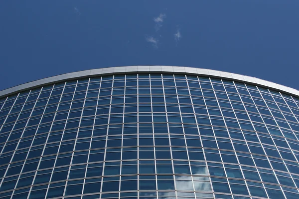 Elmélkedés a felhős ég, üvegfal, irodaépület — Stock Fotó