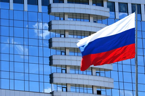 ロシアの旗のオフィスビルのウィンドウの背景に — ストック写真