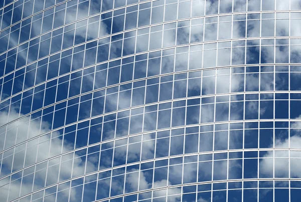 Riflessione Cielo Nuvoloso Parete Vetro Edificio Ufficio — Foto Stock