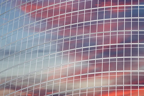 Αντανάκλαση του ένα συννεφιασμένο ουρανό σε γυάλινο τοίχο ενός κτιρίου γραφείων — Φωτογραφία Αρχείου