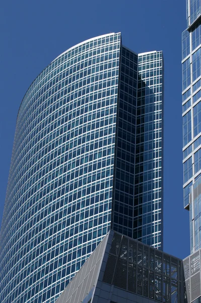 창 유리 외관 오피스 빌딩 — 스톡 사진