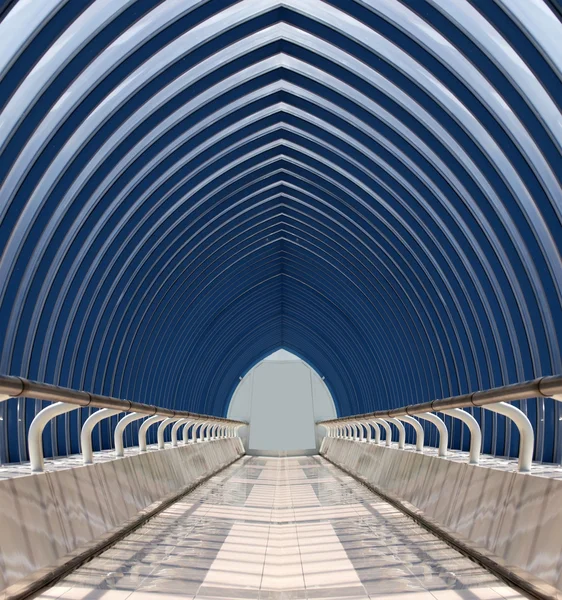Moderne Unternehmensarchitektur, gläserner Tunnel — Stockfoto