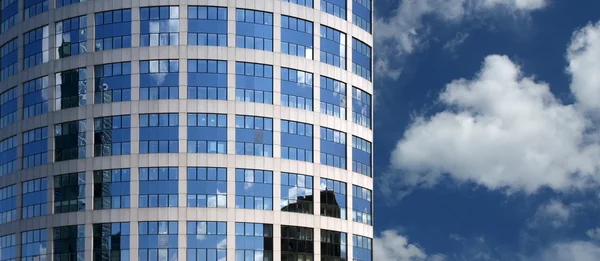 Отражение Облачного Неба Стеклянной Стене Офисного Здания — стоковое фото