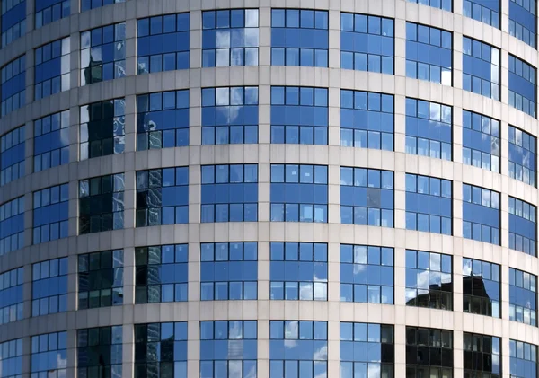 Отражение Облачного Неба Стеклянной Стене Офисного Здания — стоковое фото