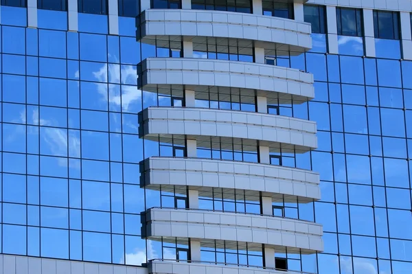 Odbicie Pochmurnego Nieba Szklane Ściany Budynku Biurowego — Zdjęcie stockowe