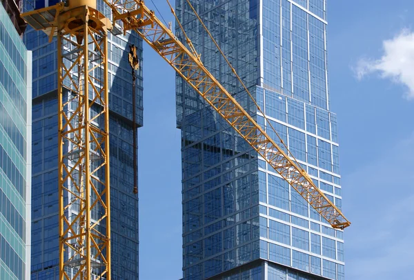 Konstruktion Kran Vid Fönstren Skyskrapa Bakgrund Glas Och Betong — Stockfoto