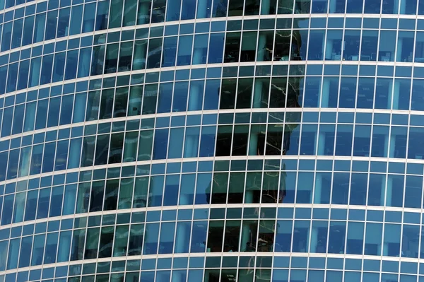 Reflexão Céu Nublado Parede Vidro Edifício Escritório — Fotografia de Stock