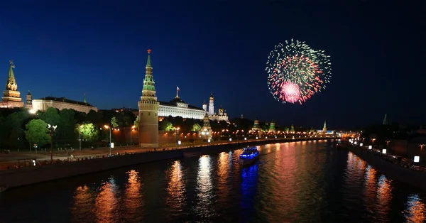 Moscú, 12 de junio de 2010, el Kremlin durante los fuegos artificiales en honor de Independence —  Fotos de Stock