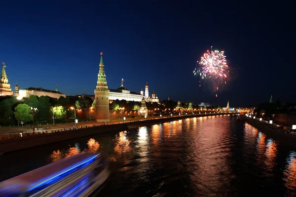 Moscou, 12 de junho de 2010, o Kremlin durante os fogos de artifício em homenagem ao Independencia — Fotografia de Stock