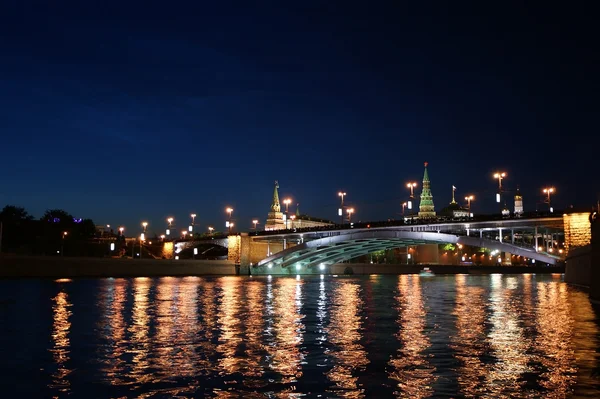 Russia, Mosca, vista notturna del fiume Moskva, il Grande Ponte di Pietra e — Foto Stock