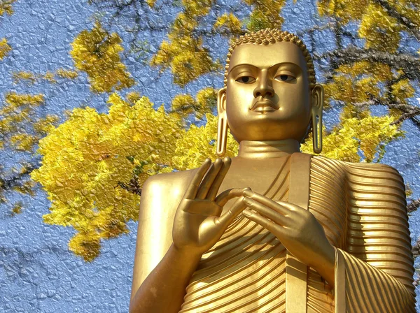 Una gran escultura de un Buda de color amarillo brillante de oro — Foto de Stock