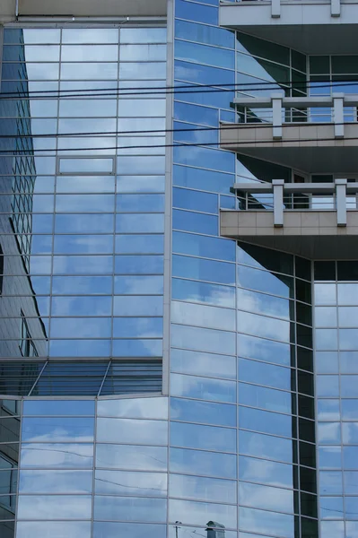 Відображення Хмар Блакитного Неба Інших Будівель Скляних Вікнах Офісної Будівлі — стокове фото