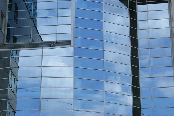 Odbicie Chmur Błękitne Niebo Inne Budynki Szkło Okien Budynku Biurowego — Zdjęcie stockowe