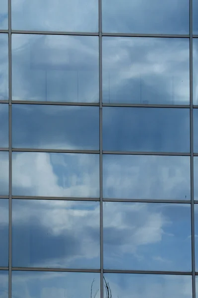 Odraz Zatažené Oblohy Skleněné Stěně Úřední Budovy — Stock fotografie