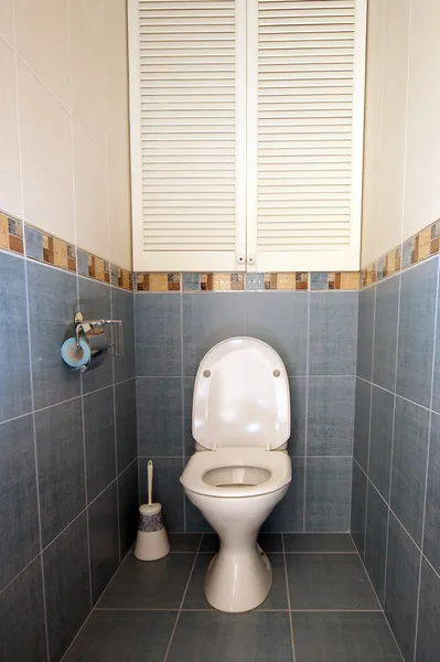 Interior ruang ganti kecil berwarna biru dan beige dengan toilet — Stok Foto