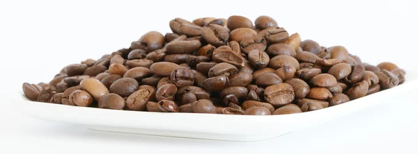 Birçok Kavrulmuş Kahve Çekirdeği Yakın Çekim Üzerinde Beyaz Izole Kahverengi — Stok fotoğraf