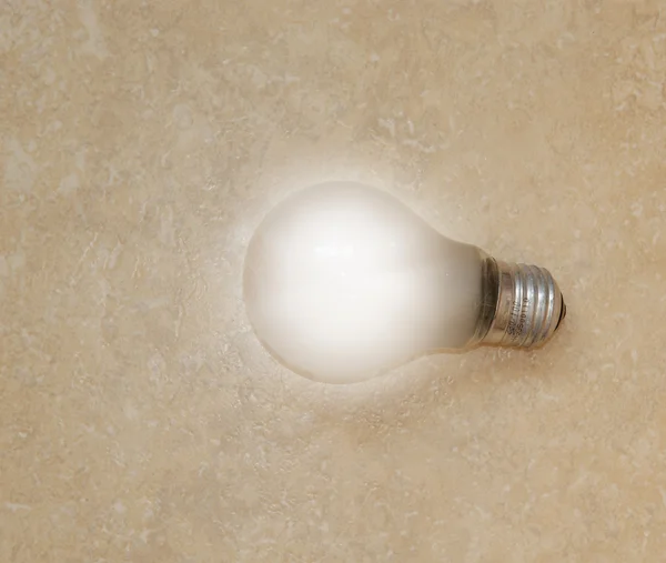 Luce bianca brillante della lampadina elettrica — Foto Stock
