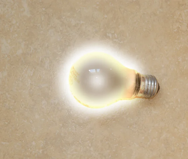 Яркий белый свет электрической лампочки — стоковое фото