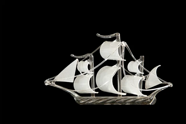 纪念品副本的一艘帆船，航行，孤立在黑色 — 图库照片