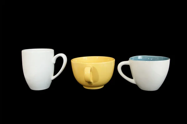 3 つの大規模な白と黄色のカップ黒分離されたクローズ アップ — ストック写真