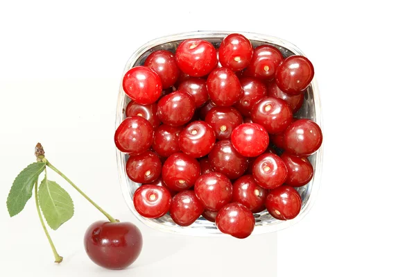 Primer plano de cereza roja brillante fresca, aislada sobre un fondo blanco —  Fotos de Stock