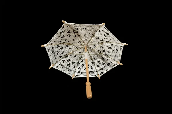 Encaje parasol blanco primer plano, aislado sobre fondo negro —  Fotos de Stock