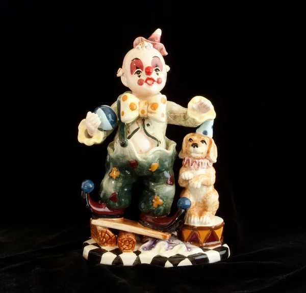 Figurine buon buffo clown con un cane piccolo, isolato su nero — Foto Stock