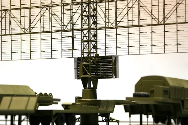Estação de radar móvel militar contra o céu azul, Rússia — Fotografia de Stock