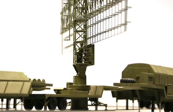 Estação de radar móvel militar contra o céu azul, Rússia — Fotografia de Stock