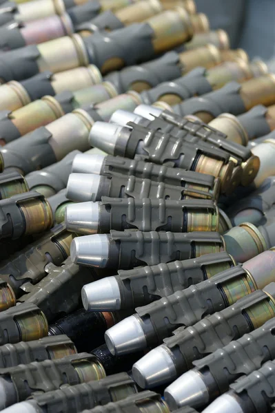 Bardzo duże amunicji. kuli odmieniamy gotowy do wypalania. broń, która niesie śmierć — Zdjęcie stockowe