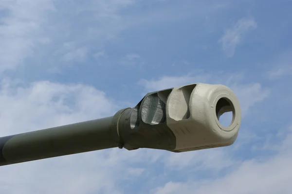 Cannon of modern battle tank against the blue sky, Russia — Stock Photo, Image