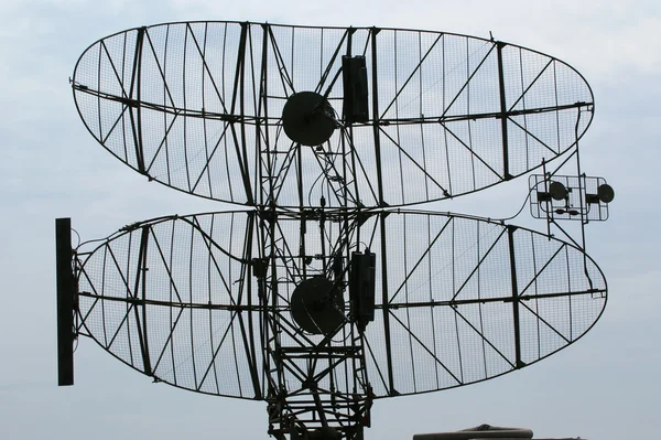 Stazione radar mobile militare contro il cielo blu, Russia — Foto Stock