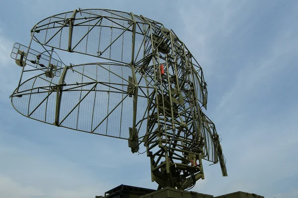 Mavi gökyüzü, Rusya askeri mobil radar istasyonu — Stok fotoğraf