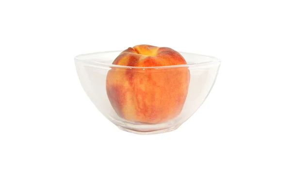 Большой спелый персик в вазе из прозрачного стекла, изолированный на белой спинке — стоковое фото