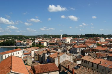 güneşli bir yaz günü, porec, Hırvatistan üzerinde kentin çatıları