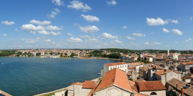 panoramik manzarası ile gök, deniz ve çatıları, porec, Hırvatistan