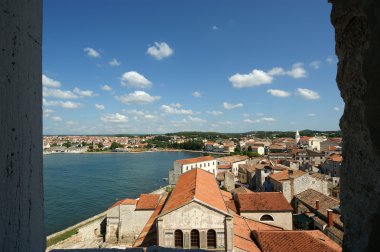 güneşli bir yaz günü, porec, Hırvatistan üzerinde kentin çatıları