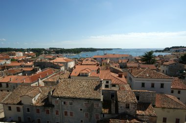 güneşli bir yaz günü, porec, Hırvatistan üzerinde kentin çatıları