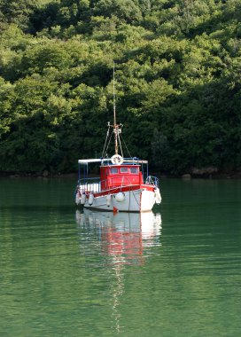 plaj yakınında park yerinde yat