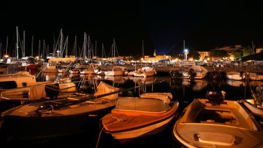 Deniz ve şehir gece, Hırvatistan, porec adlı görünüm