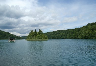 dağ ve göl oluşan manzara. plitvice gölleri, Hırvatistan Milli Parkı