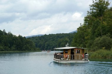 dağ ve göl oluşan manzara. plitvice gölleri, Hırvatistan Milli Parkı